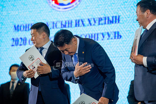 ФОТО: Шинээр сонгогдсон гишүүд үнэмлэхээ гардан авлаа